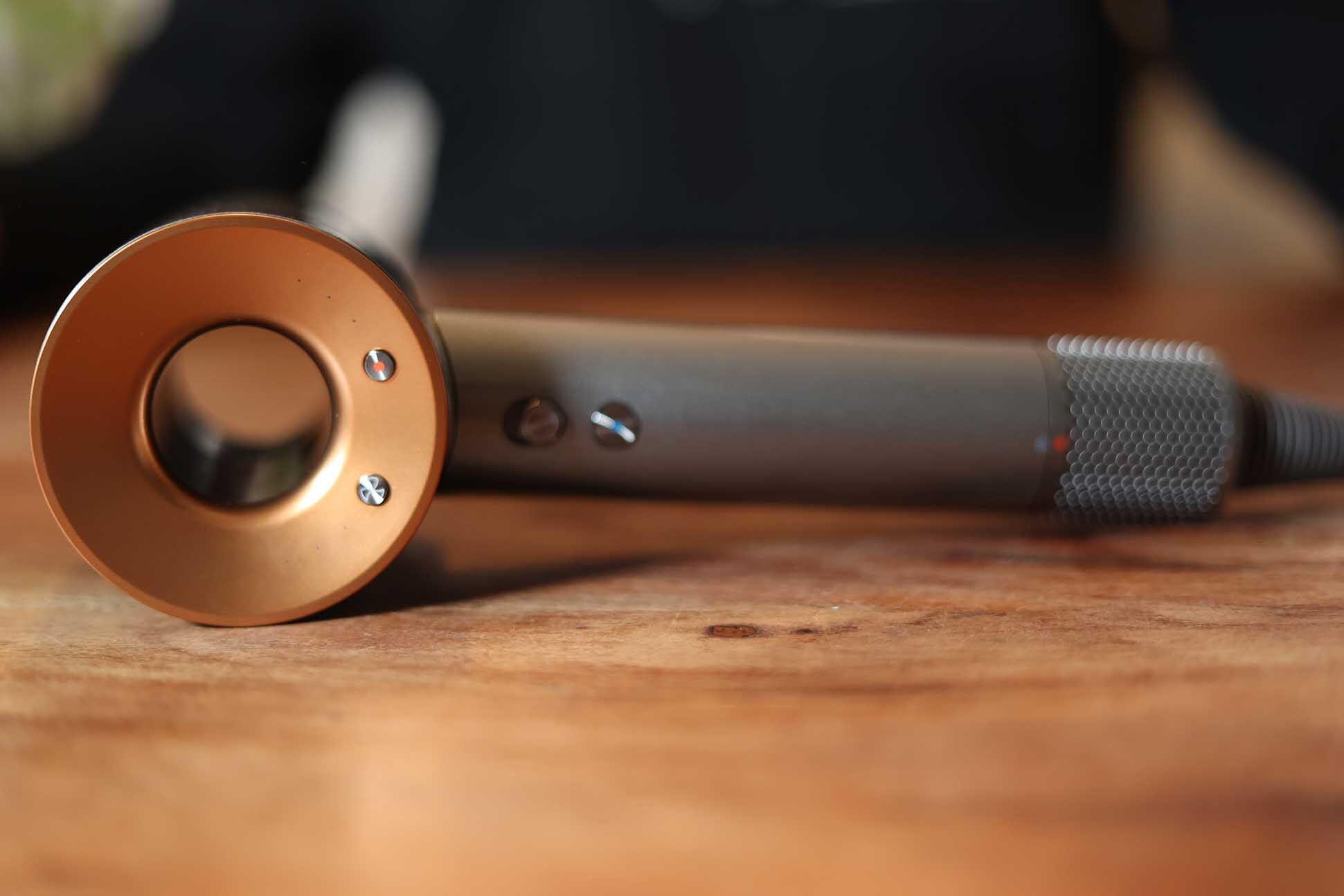 Вы можете увидеть Dyson Supersonic в цвете медь. 